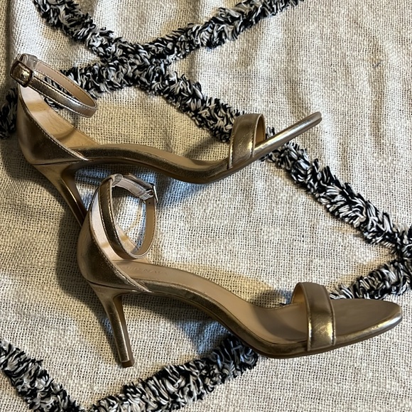 Old Navy size 7 Gold Heels approx 3” - Picture 3 of 4